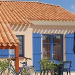 Semesterbostad Les Mas De Saint Hilaire